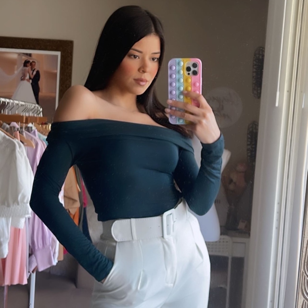 Blusa manga larga con hombros descubiertos